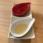 Mari iida - 【2016年12月】期間限定の「ローストポーク油soba＠980円」には、酢と辣油が添付されてます。