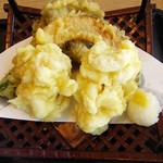 和食レストランとんでん - たちと野菜の天ぷらのアップ。