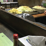 Jambo Okonomiyaki Miyuki - 巨大なお好み焼き（右側と真ん中）、焼きそば（左側）を焼いている様子です。（2017.1 byジプシーくん）