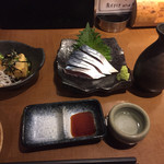 魚と酒 はなたれ - お通しの揚げ出し豆腐と金華鯖の〆さば、燗酒は大七