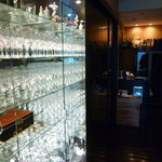 サンテミリオン - シャンデリアの様なグラス棚