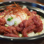Baniku Wain Kimagurebaru Ebisu Fimu - 特選馬肉赤身のユッケ丼@税込850円。ミニサイズ@500円というメニューも。