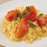 Stir-fried tomatoes and eggs over high heat