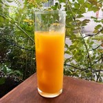 Fuzzy navel (peach syrup + mandarin juice)