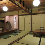 松籟庵 - 広～い畳の座敷には、書道家でもある女将「小林　芙蓉」の書画が飾られています♪