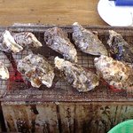 かき小屋えびす丸 - 牡蠣を焼いています