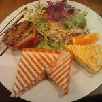 ガーデン＆クラフツ カフェ - ワンプレートランチ（サーモンとしめじのホットサンド）