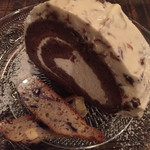 juen - ラムレーズンロールケーキ♪ これ 一番すきだった…