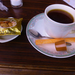 ホンジン - ブレンドコーヒーとサービスのお摘み