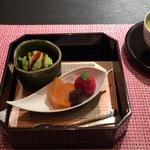 柿安 - お茶とデザート、抹茶アイスにチョコレートソース・イチゴと金柑に粒餡