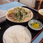 県庁食堂 - 漬物と小鉢もついてた