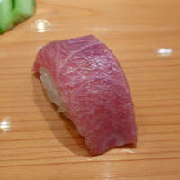 天寿し 京町店 - 大間の生トロ。サッと醤油に潜らせてあるようで、そのまま戴いた。味のある一品♪