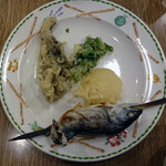 ホロホロ山荘 - 夕食バイキング：天ぷらとヤマメの塩焼き！！