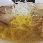 欅 - 麺のアップです。