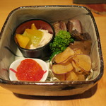 器楽亭 - 五郎島金時金時の揚げ、筋子、蒸し鮑、シャインマスカットと柿の白和え、カマスの炙り寿司、菜の花の煮浸し