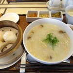 香港スイーツ ZEN 采蝶軒 - 香港粥セット：香菇鶏肉粥（鶏肉粥）、点心（海老餃子）、甜品（超濃厚杏仁豆腐）