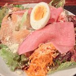 プールトワ - 日のランチ 1500円 のサーモンマリネとトマトと卵とチーズのサラダ