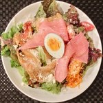 プールトワ - 日のランチ 1500円 のサーモンマリネとトマトと卵とチーズのサラダ