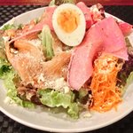 プールトワ - 日のランチ 1500円 のサーモンマリネとトマトと卵とチーズのサラダ