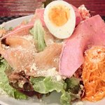 プールトワ - 日のランチ 1500円 のサーモンマリネとトマトと卵とチーズのサラダ