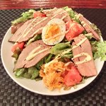 プールトワ - 本日のランチ 1500円 のスモークレバーと卵とトマトとサラダ