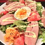 プールトワ - 本日のランチ 1500円 のスモークレバーと卵とトマトとサラダ
