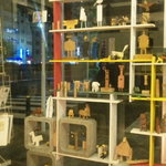 八百コーヒー - 人形がたくさん