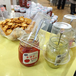 Sawa Ya Purinsu Shoppingu Puraza Ten - 2か所に味見用テーブル　トマト旨っ！