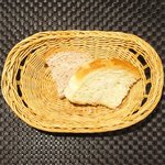 プールトワ - ランチコース 1620円 のくるみパン