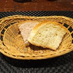 プールトワ - ランチコース 1620円 のくるみパン