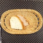 プールトワ - ランチコース 1820円 のくるみパン