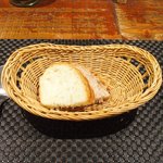 プールトワ - ランチコース 1820円 のくるみパン