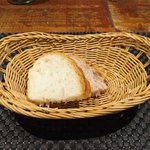 プールトワ - ランチコース 1820円 のくるみパン