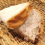 プールトワ - ランチコース 1820円 のくるみパン