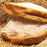 プールトワ - ランチコース 1820円 のくるみパン