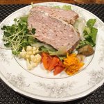プールトワ - ランチコース 1820円 の田舎風パテとサラダ
