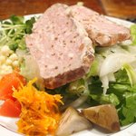 プールトワ - ランチコース 1820円 の田舎風パテとサラダ