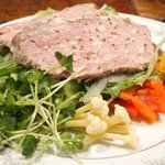 プールトワ - ランチコース 1820円 の田舎風パテとサラダ