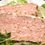 プールトワ - ランチコース 1820円 の田舎風パテとサラダ