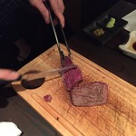 焼肉×もつ鍋 二子玉川 蔵月 - カットしてくれているシャトーブリアン