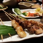 鶏侍 - おまかせ六本盛りは835円