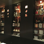 ふじわら - 店内…カウンターの向こうにはお酒がたくさん並んでいます