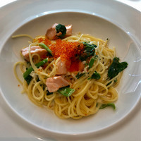 Fish Bank TOKYO - サーモン·ほうれん草·トビコのクリームスパゲティー(ミニサラダ、パン、コーヒーor紅茶、ミニデザート付き)1300円