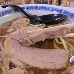 らーめん 匠亭 - 分厚いチャーシューですよ（＾ｑ＾）