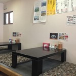 中華 神龍 - カウンター席、小上がり席ございます店内。