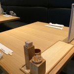 Godaime Hanayama Udon - 店内のテーブル
