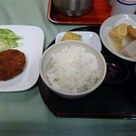 Teppanyaki Shabushabu Makino - 日替りランチ 650円　おでん、かぼちゃコロッケ、フルーツ、サラダ、ご飯、みそ汁、香の物