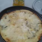 grass-B - クワトロ　4種のチーズのピザ