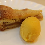 ブラッスリ 風間 - リンゴのタルト　マンゴージェラート添え