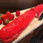 ロビー・ラウンジ - 50ｃｍ以上もある苺エクレア